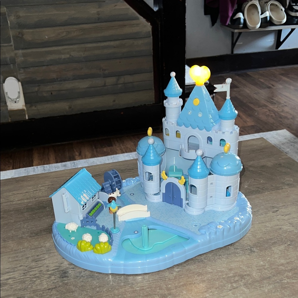 Princess Castle Toys Playset, Magnetic Princess Dream House with 1 Mini Figures,